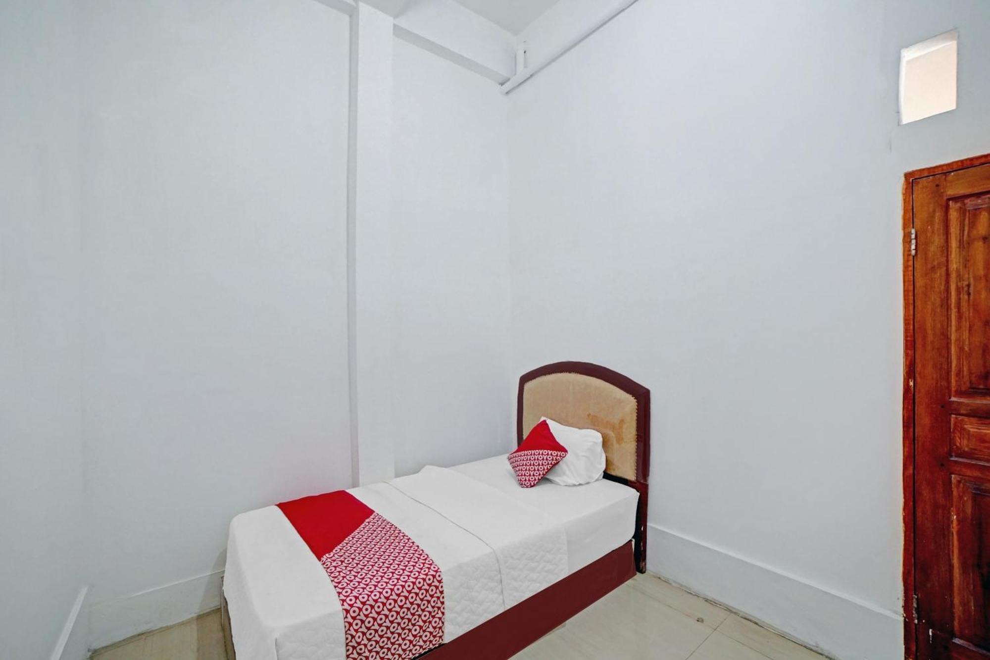 OYO 90387 Sepakat Guest House Medan Luaran gambar